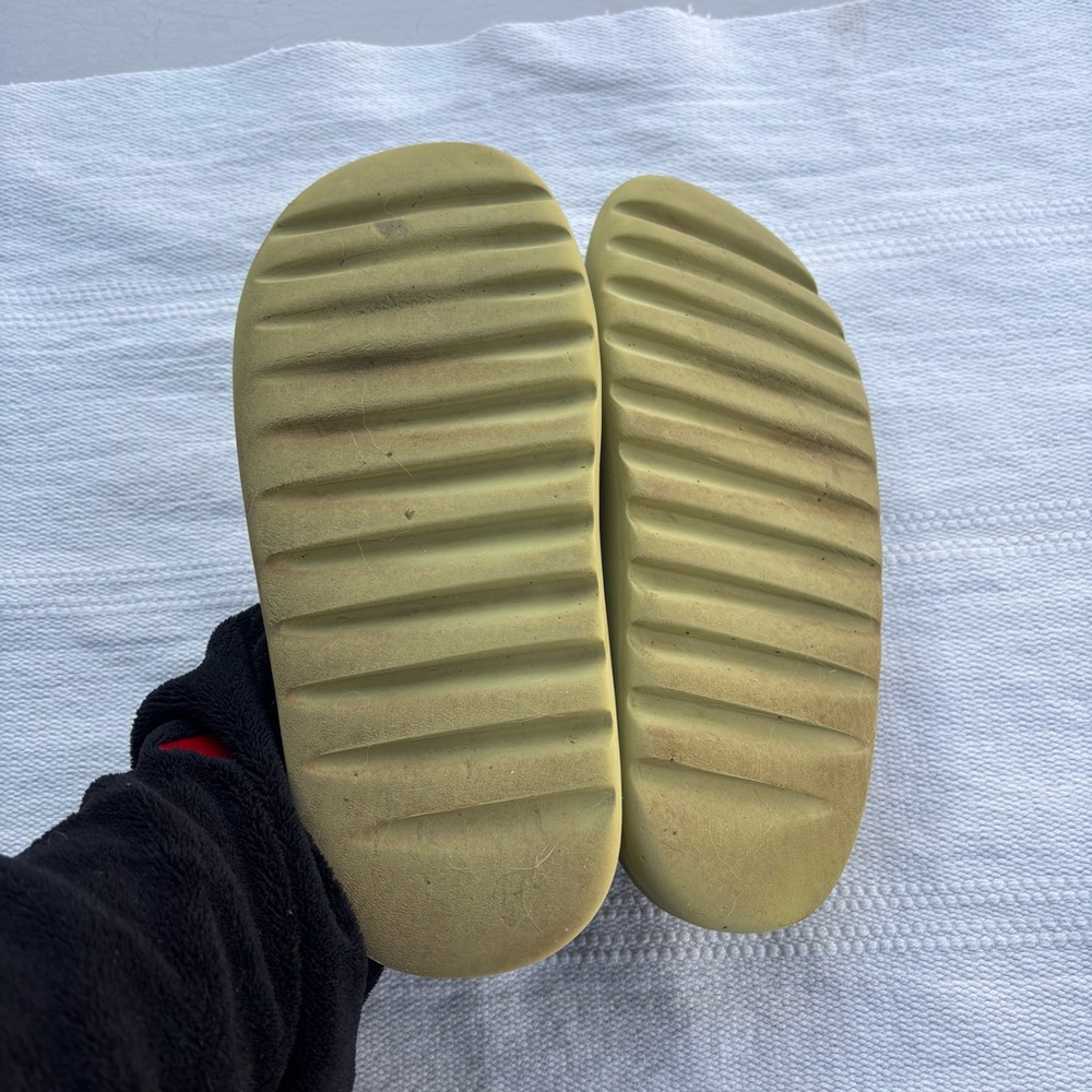 Adidas Yeezy Slides in the "Resin" colorway size mens us 11 - Picture 3 of 12